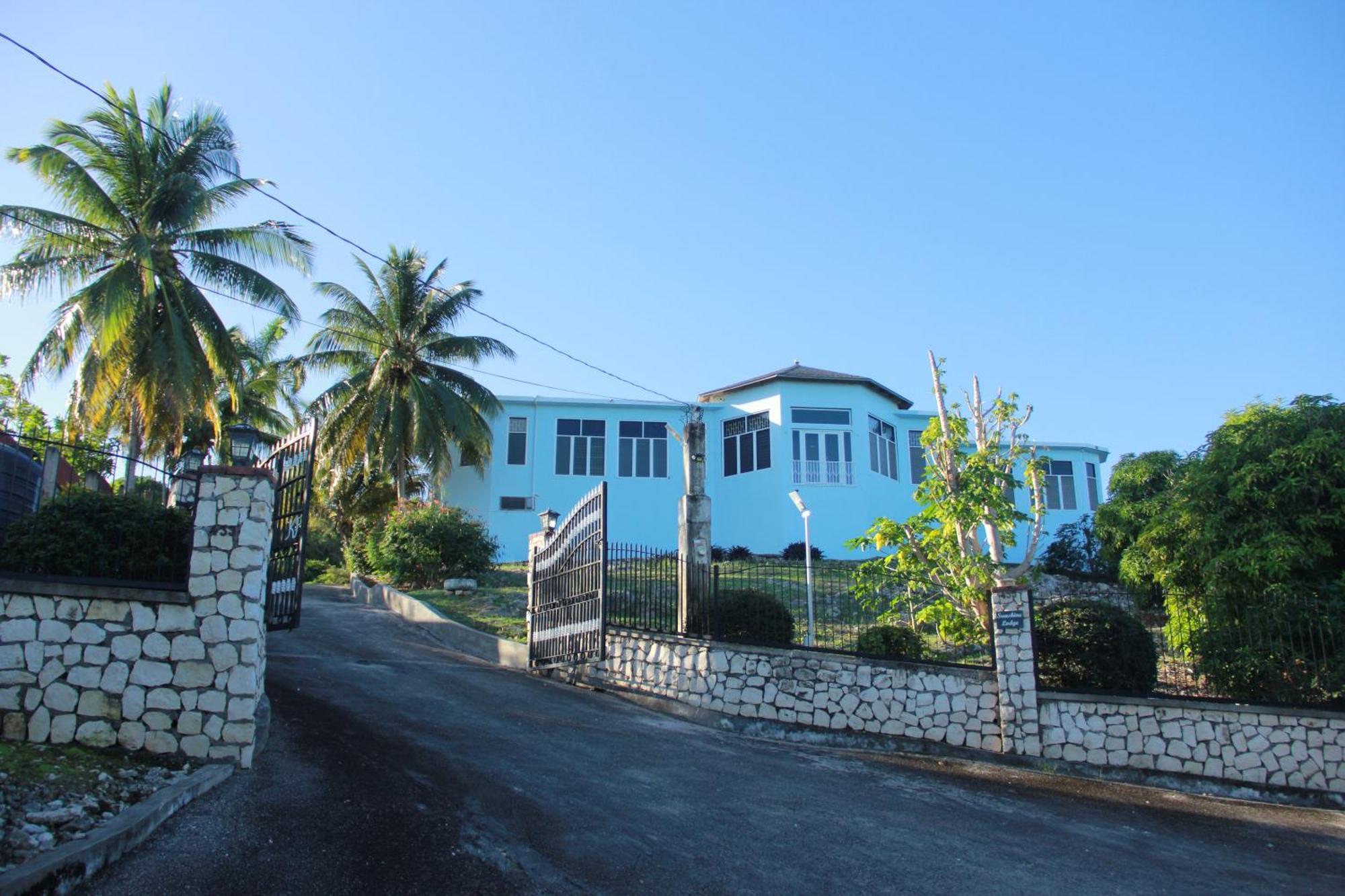 Sunshine Lodge: Your Home Away From Home Бухта Монтего Экстерьер фото