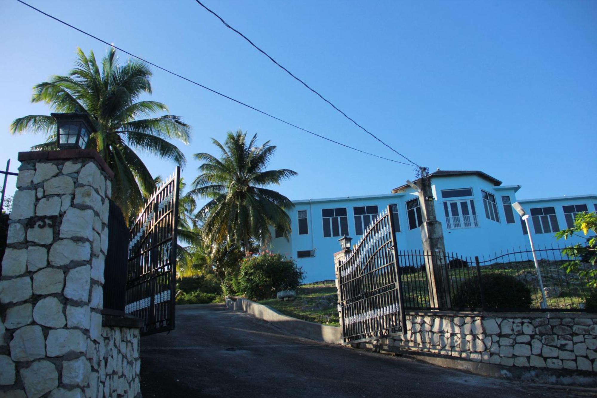 Sunshine Lodge: Your Home Away From Home Бухта Монтего Экстерьер фото
