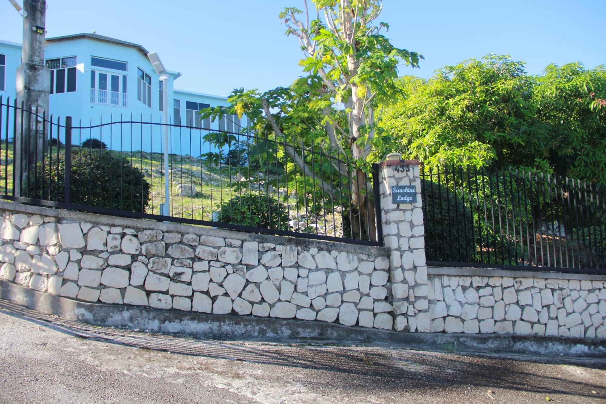 Sunshine Lodge: Your Home Away From Home Бухта Монтего Экстерьер фото