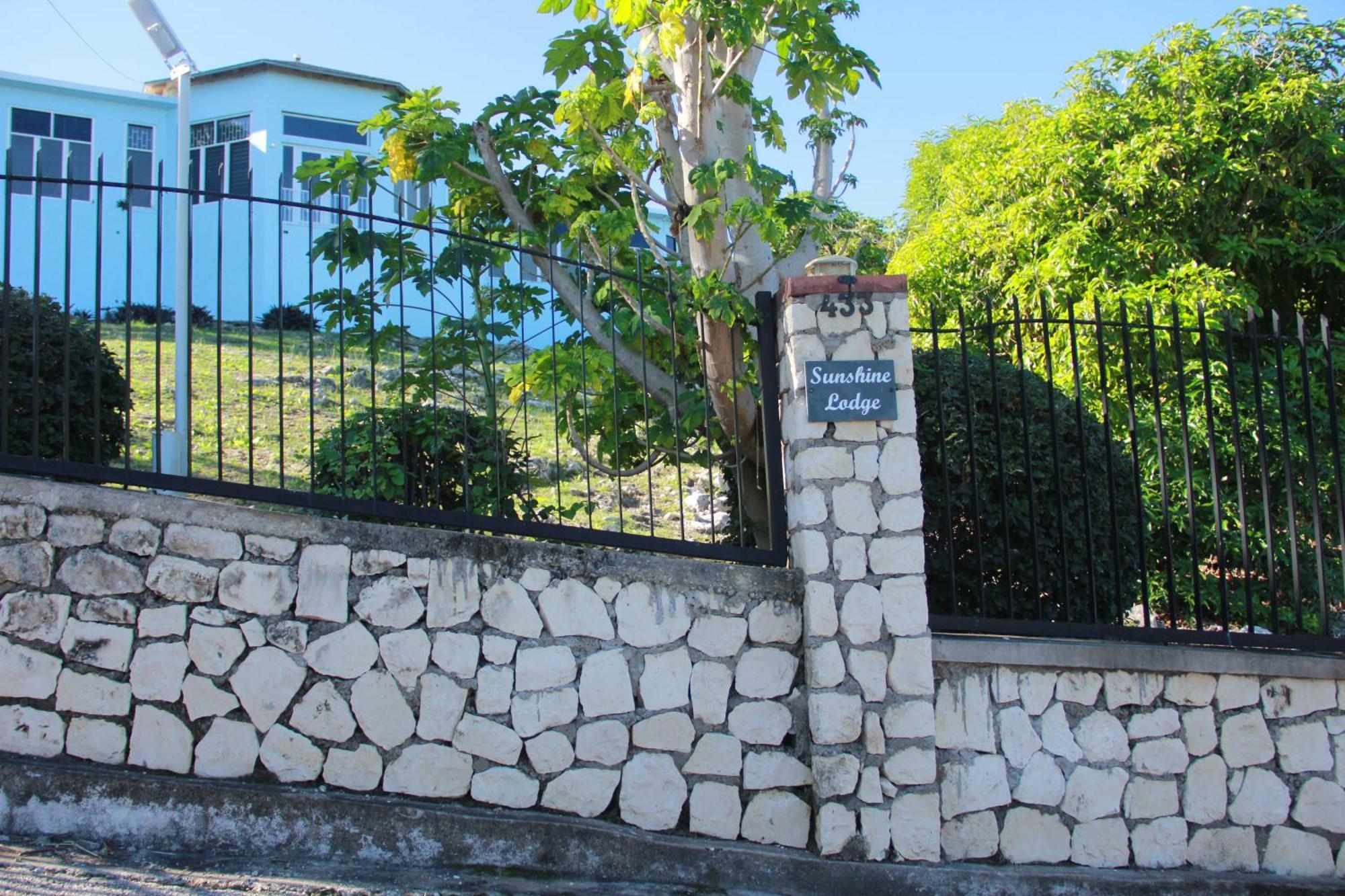 Sunshine Lodge: Your Home Away From Home Бухта Монтего Экстерьер фото
