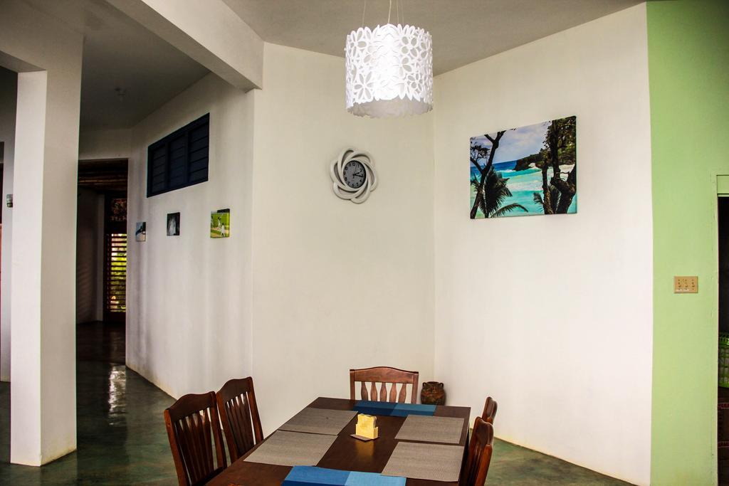 Sunshine Lodge: Your Home Away From Home Бухта Монтего Экстерьер фото