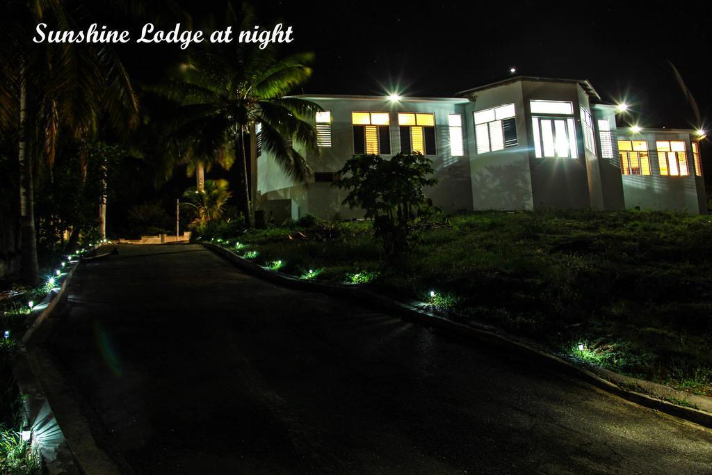 Sunshine Lodge: Your Home Away From Home Бухта Монтего Экстерьер фото