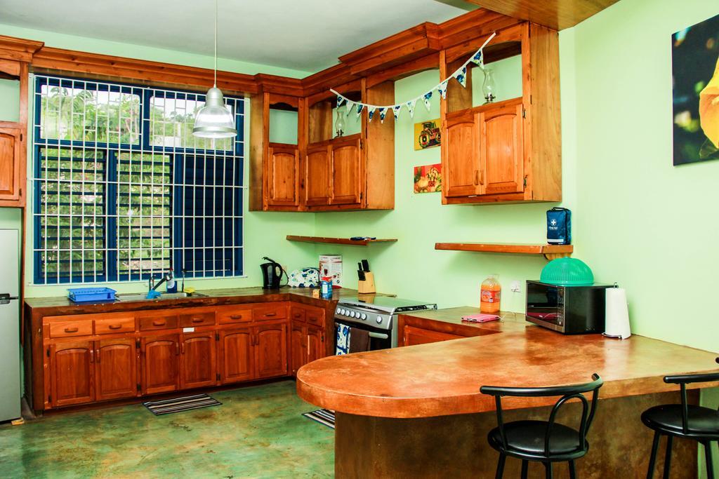 Sunshine Lodge: Your Home Away From Home Бухта Монтего Экстерьер фото