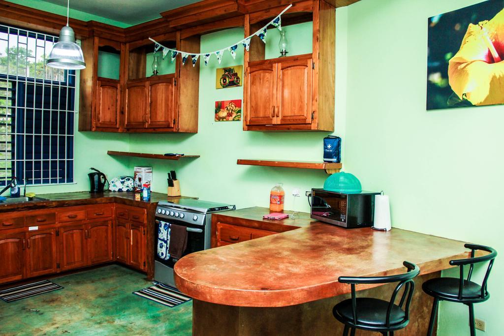 Sunshine Lodge: Your Home Away From Home Бухта Монтего Экстерьер фото