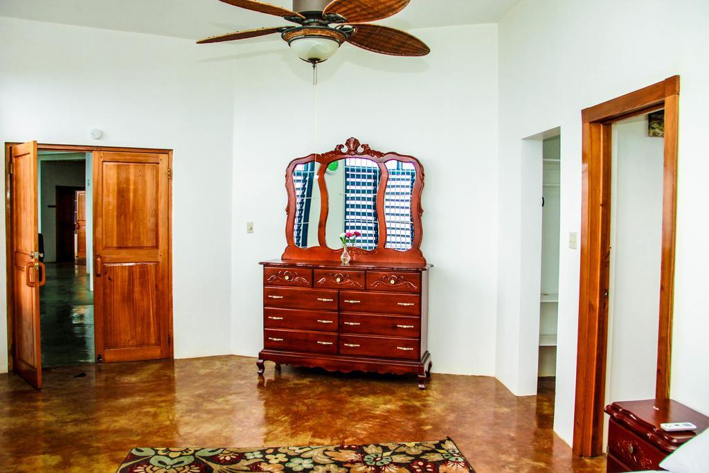 Sunshine Lodge: Your Home Away From Home Бухта Монтего Экстерьер фото