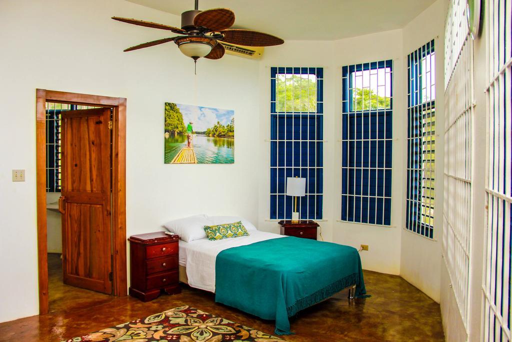 Sunshine Lodge: Your Home Away From Home Бухта Монтего Экстерьер фото