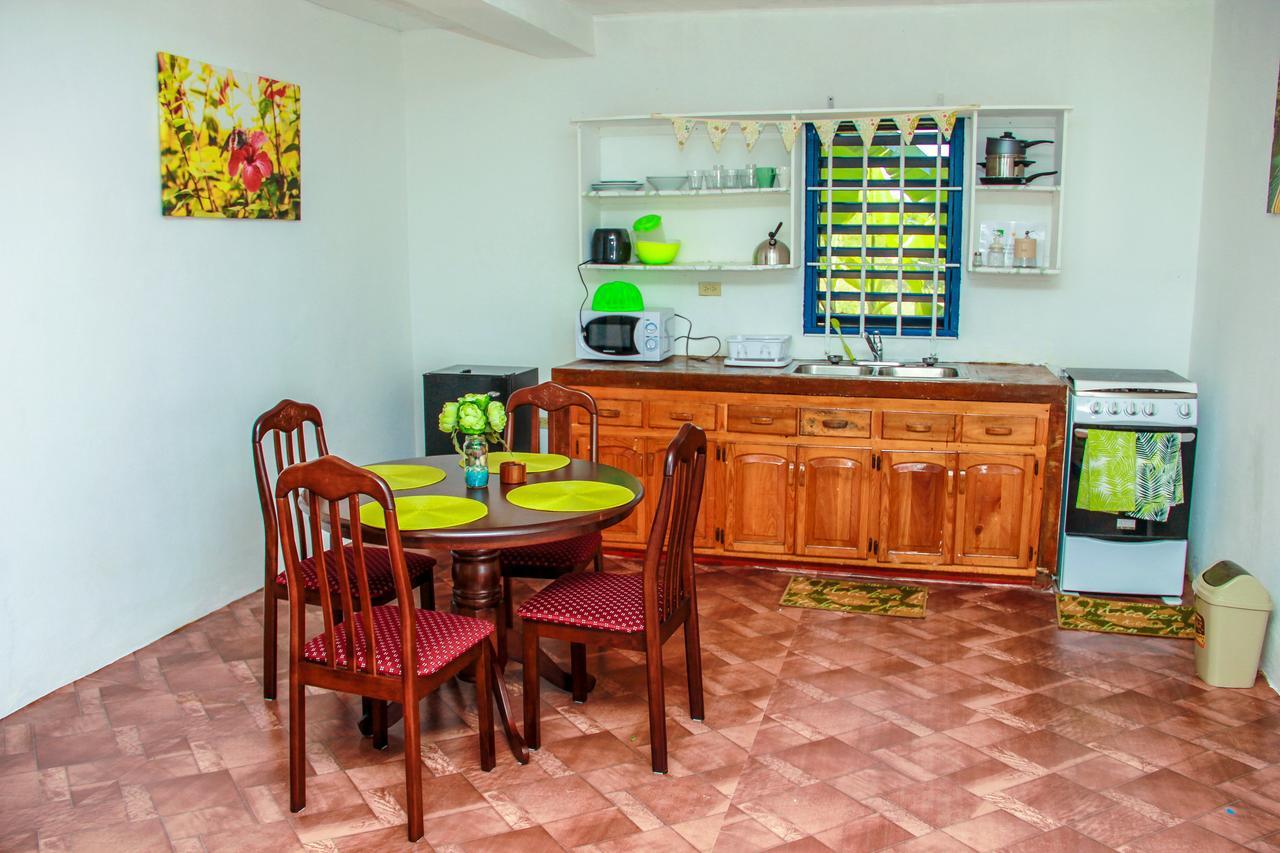 Sunshine Lodge: Your Home Away From Home Бухта Монтего Экстерьер фото
