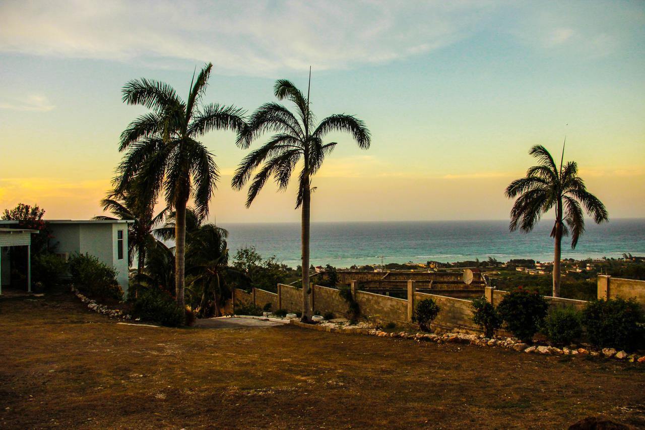 Sunshine Lodge: Your Home Away From Home Бухта Монтего Экстерьер фото