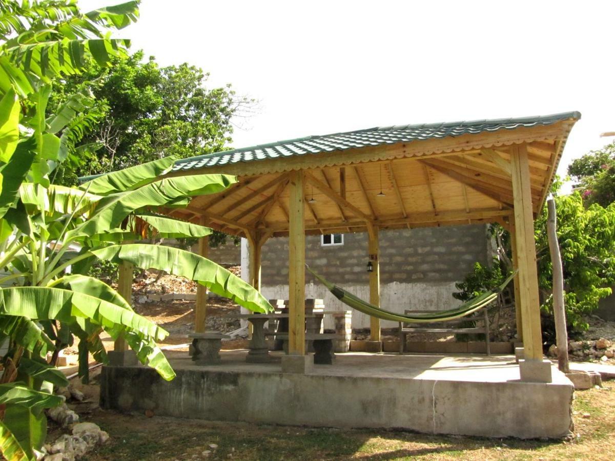 Sunshine Lodge: Your Home Away From Home Бухта Монтего Экстерьер фото